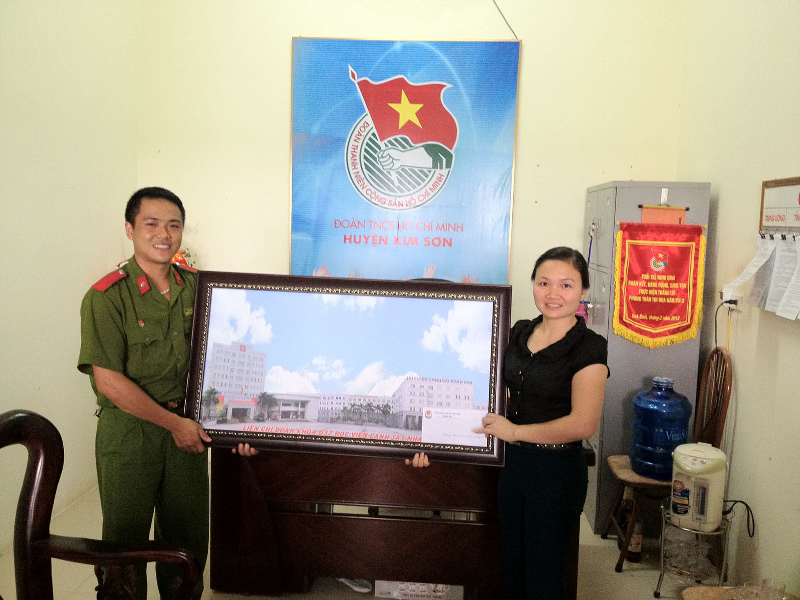 Đại diện học viên Học viện CSND tặng quà lưu niệm cho thành đoàn UBND huyện Kim Sơn, Ninh Bình
